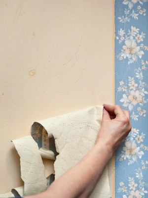 Wallpaper removal in Jersey Village, Texas by Mendoza's Paint & Remodeling.